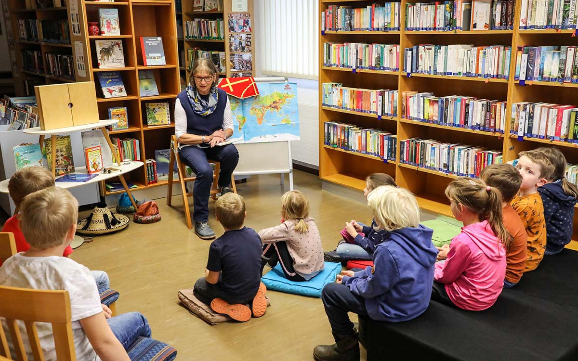 Vorlesestunde für die Kinder der 1. Klasse Volksschule